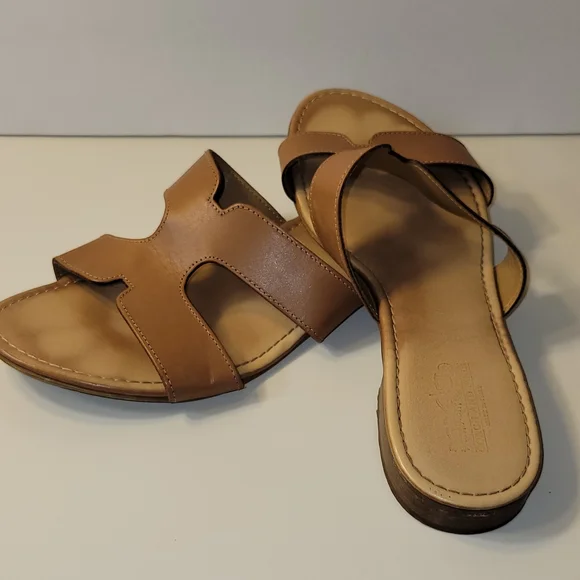 Women's Tan Slide Sandals Size 8 1/2 - Picture 2 of 4
